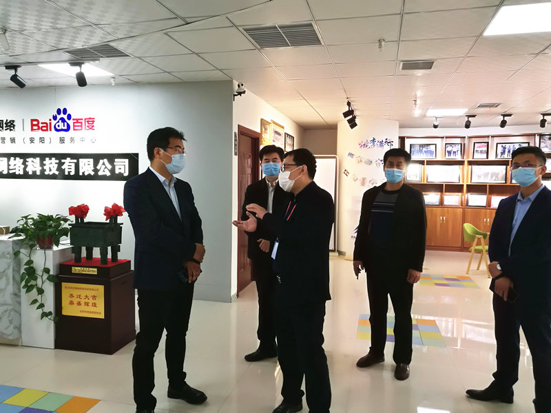 安陽(yáng)市商務(wù)局副局長(zhǎng)張躍勇，攜同天津伍創(chuàng)電子商務(wù)有限公司李富民一行蒞臨安陽(yáng)青峰網(wǎng)絡(luò)參觀指導(dǎo)??！
